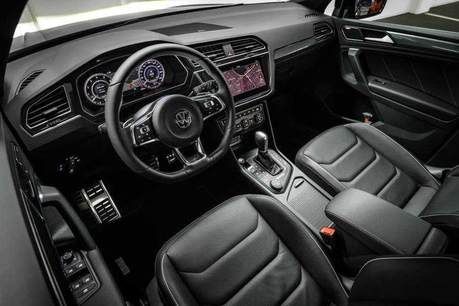 Интерьер Volkswagen Tiguan R-Line Black Style 2018 года  (WW) (фото 13 из 16)
